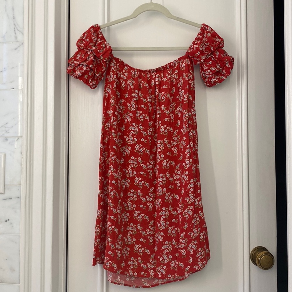 American eagle off the shoulder dress, perfect condition. Red w/ floral pattern